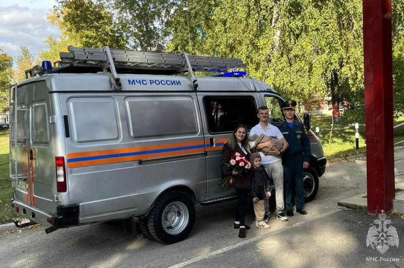 При свете проблесковых маячков: личный состав спасательного центра встретил семью военнослужащих в день выписки из роддома!