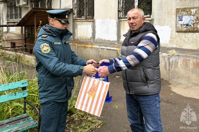 Военнослужащие спасательного центра посетили ветеранов по месту жительства