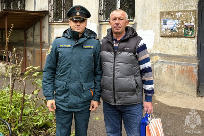 Военнослужащие спасательного центра посетили ветеранов по месту жительства