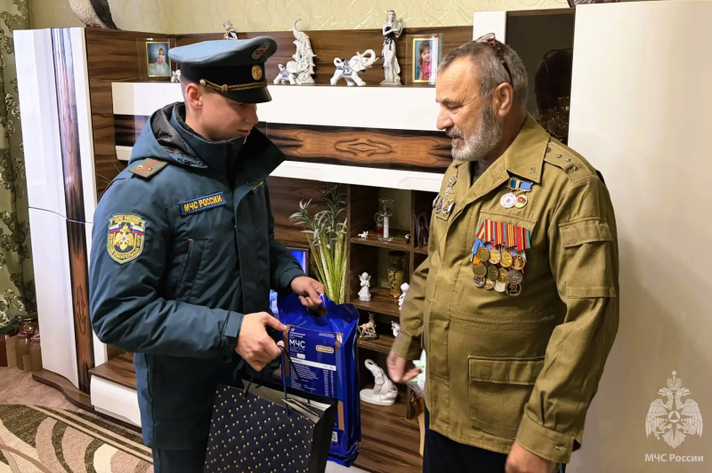 Военнослужащие спасательного центра посетили ветеранов по месту жительства