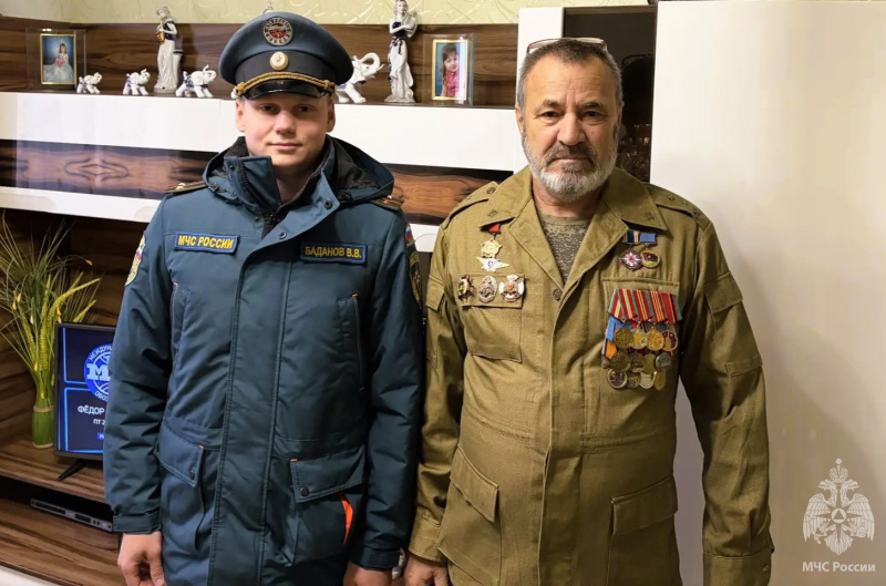 Военнослужащие спасательного центра посетили ветеранов по месту жительства