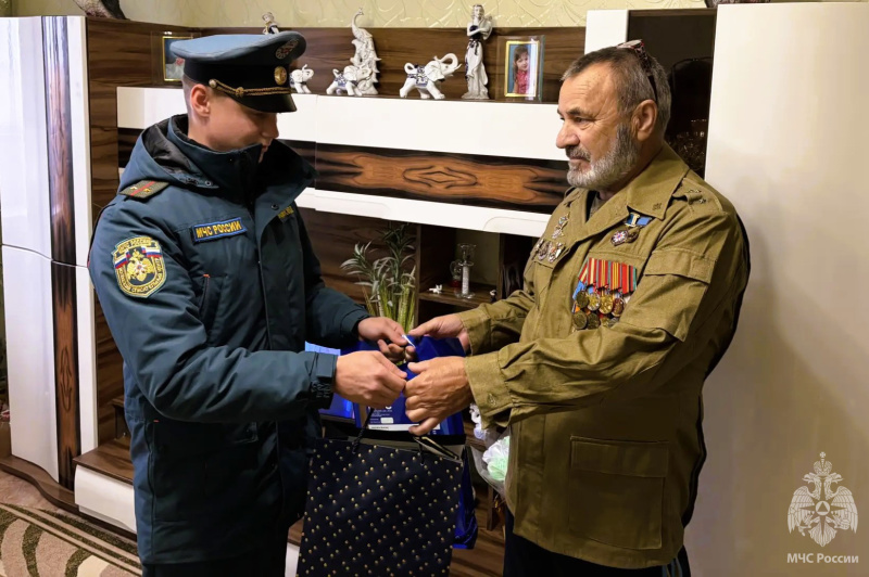Военнослужащие спасательного центра посетили ветеранов по месту жительства