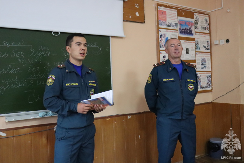 Военнослужащие спасательного центра провели Урок мужества в школе № 140 в честь Дня гражданской обороны