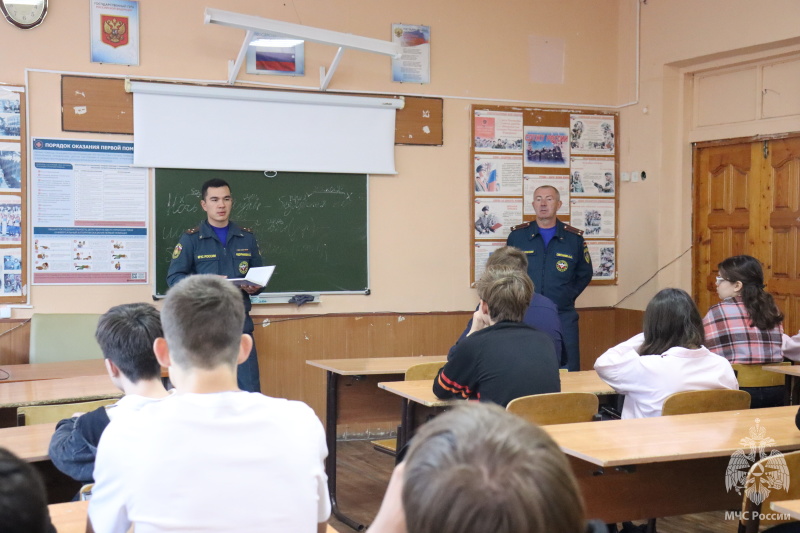 Военнослужащие спасательного центра провели Урок мужества в школе № 140 в честь Дня гражданской обороны